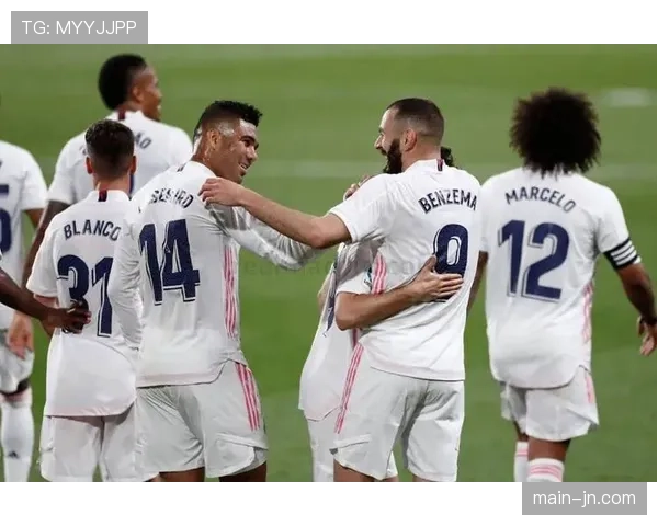 加的斯队演练“奇袭”战术，包括快速发出非常规的近距离定位球