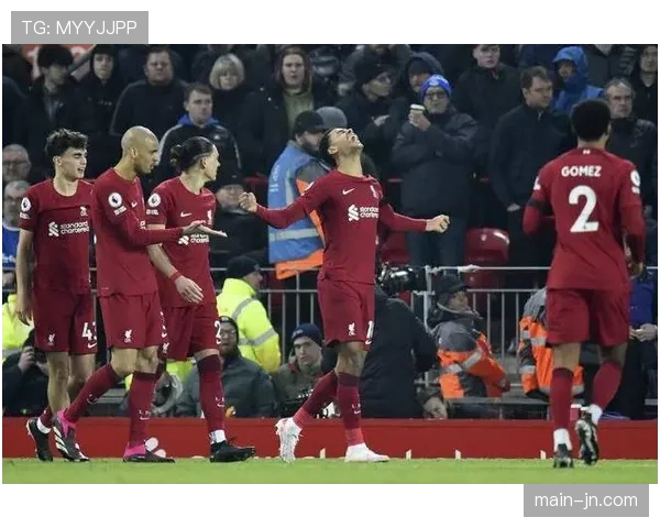 利物浦vs埃弗顿默西塞德德比，球迷看台打出致敬杰拉德横幅